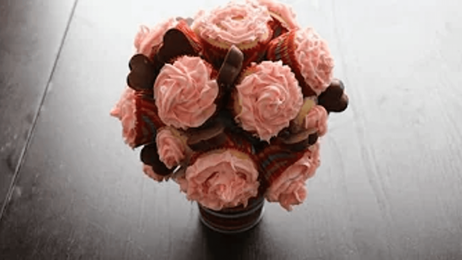 Vanilla Cupcakes With DIY Cupcake Bouquet | Simply Bakings thumbnail