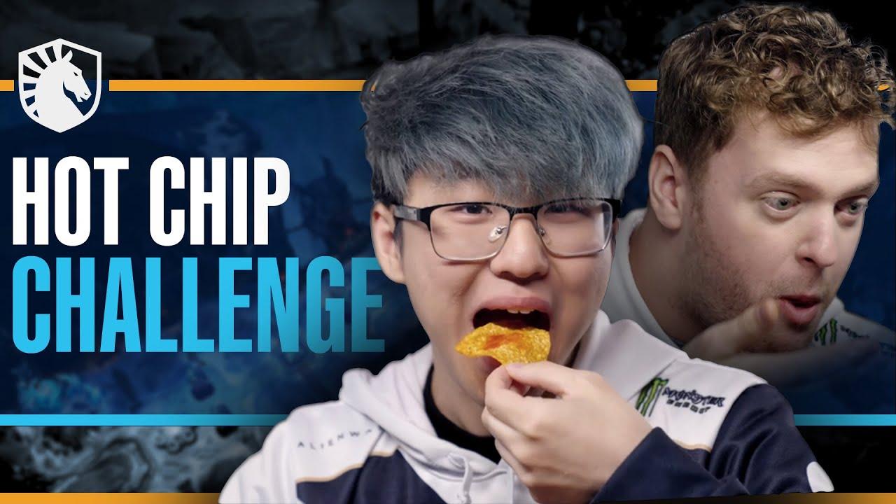 EATING HOT CHIPS EVERY MINUTE WHILE 1v1ing EACH OTHER!! thumbnail