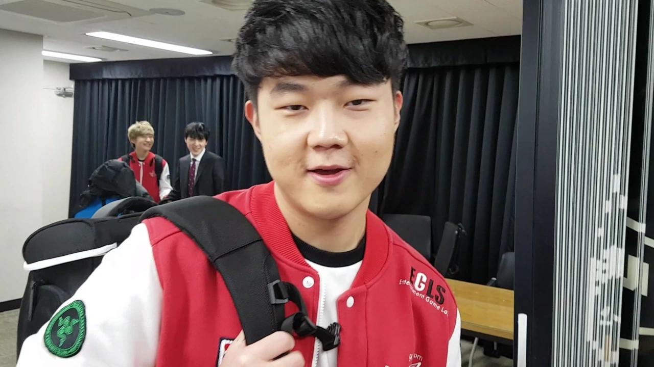 LOL : 2017.02.09 Huni in the waiting room. thumbnail