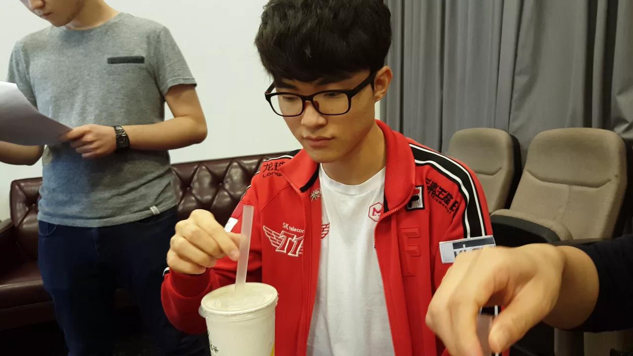 LOL : Faker drank the Bubble Milk Tea for the first time in his life. thumbnail